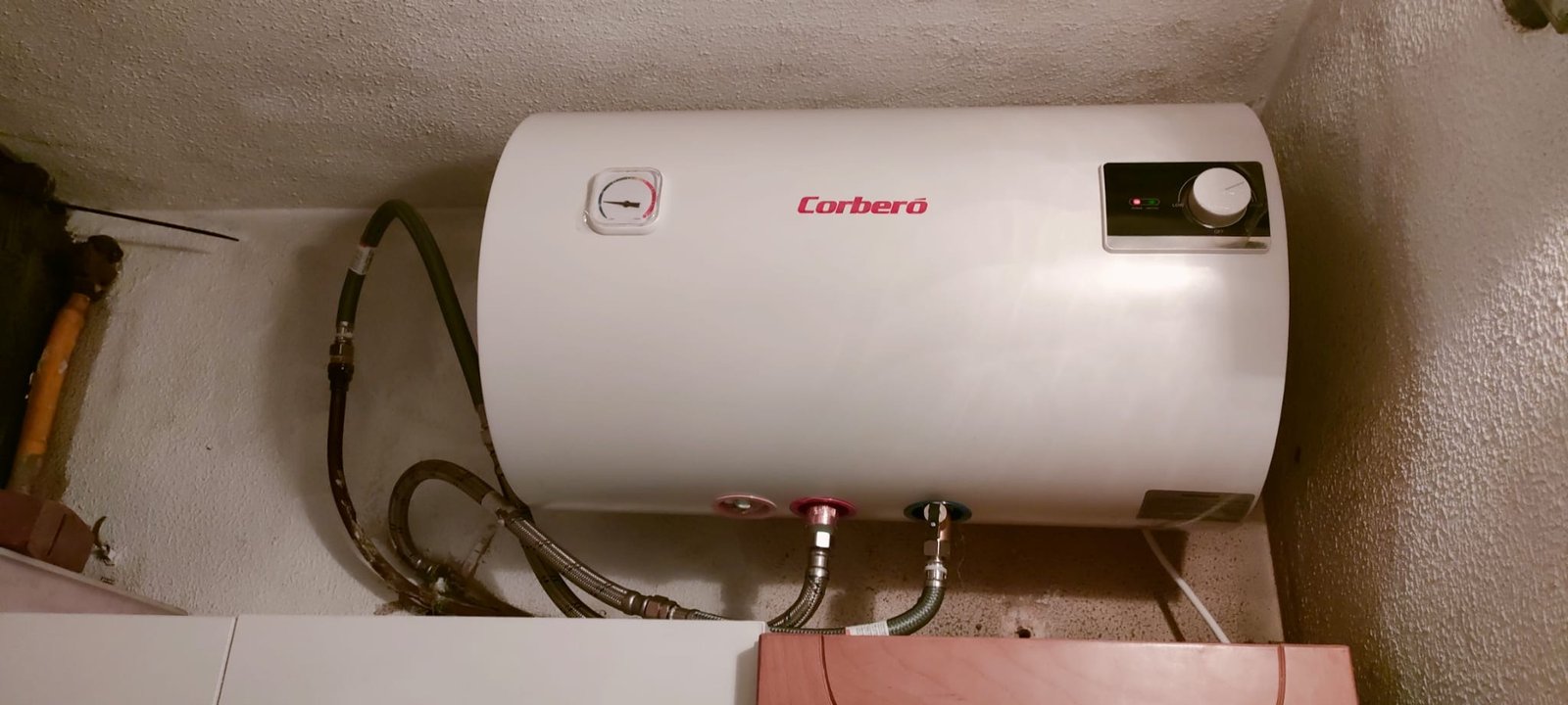Atlikti darbai – horizontalaus elektrinio boilerio pajungimas
